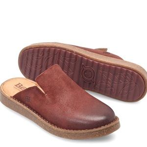 BORN Selina clog is deep red / burgundy